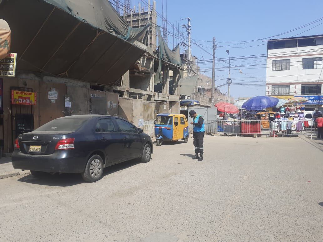 Una banda de asaltantes rodearon a un hombre y robaron pertenencias delante de dos miembros de serenazgo de San Juan de Miraflores.