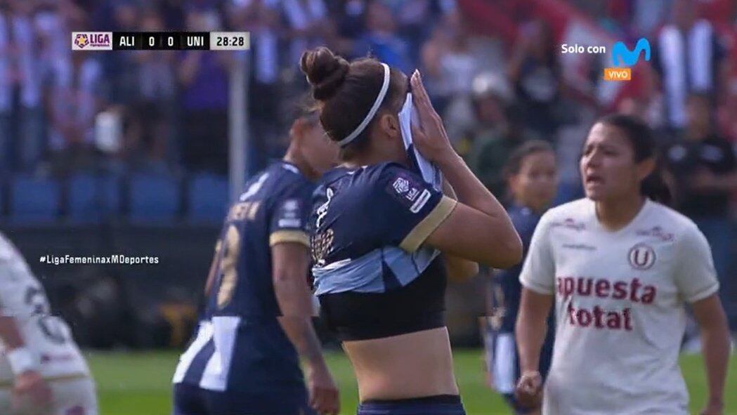 Adriana Lúcar mandó afuera su disparo desde los doce pasos luego de que la árbitra Mariela Arruela pitara falta apoyada en el VAR.