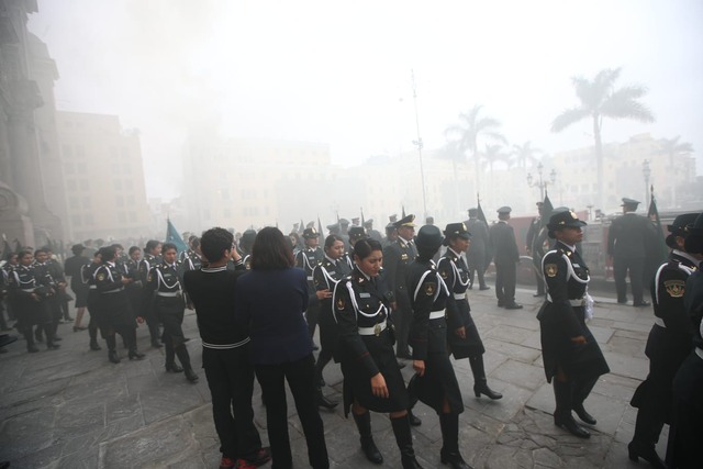 Se registró un amago de incendio al costado de la catedral de Lima. Esto provocó una gran humareda en la plaza de armas de Lima. Fotos : jorge.cerdan/@photo.gec