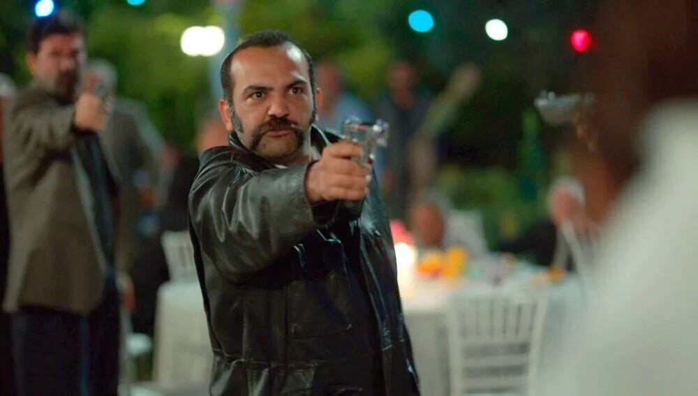 Vahap amenazó a todos en la boda de Fikret y Zeynep en los capítulos finales de "Tierra amarga" (Foto: Tims & B Productions)
