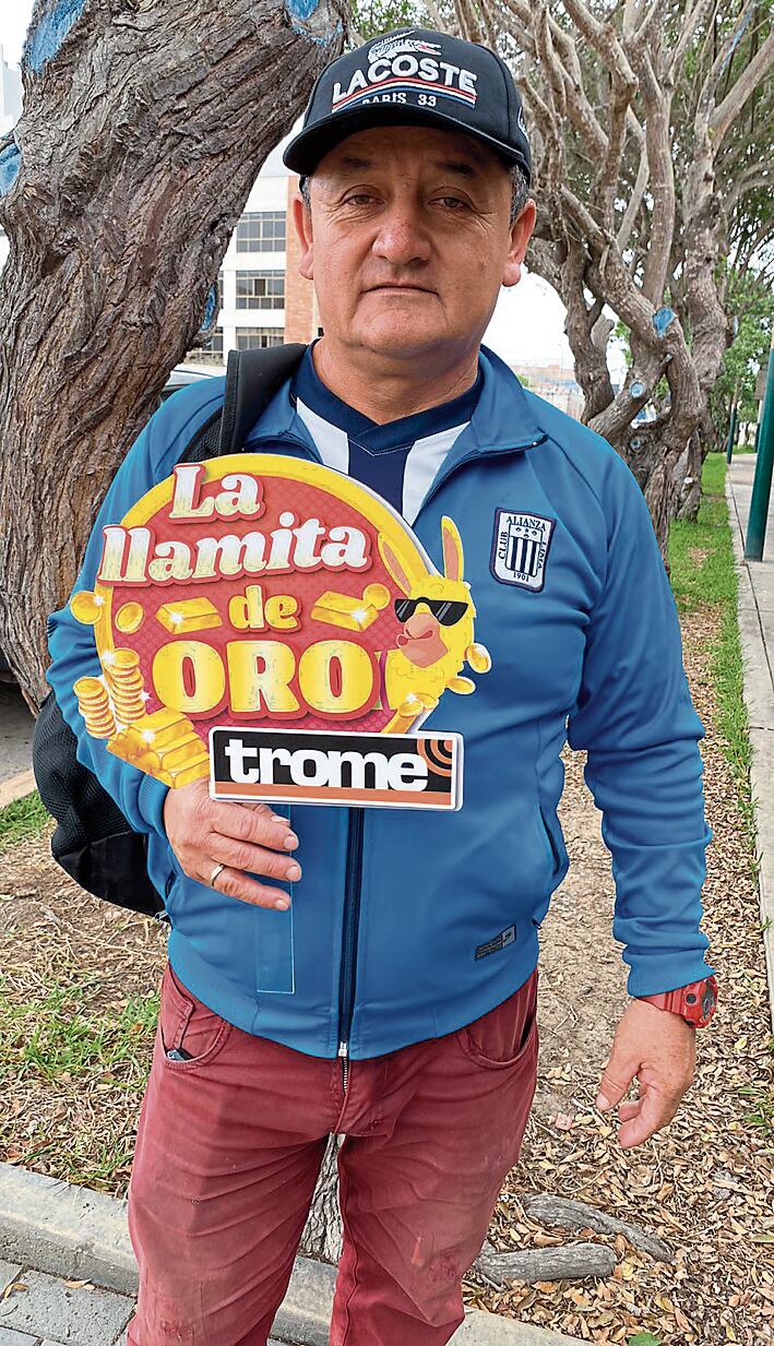 Feliz ganador con la Llamita de Oro de Trome.