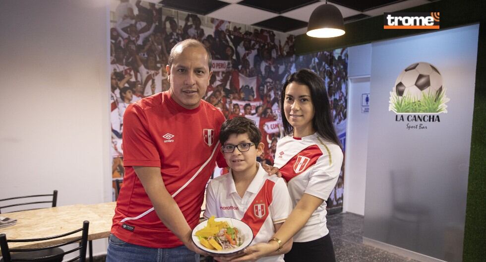 Cristian y su familia son hinchas de la selección y con espíritu blanquirrojo también emprenden su restaurante 'La cancha'.. (Trome / José Rojas)