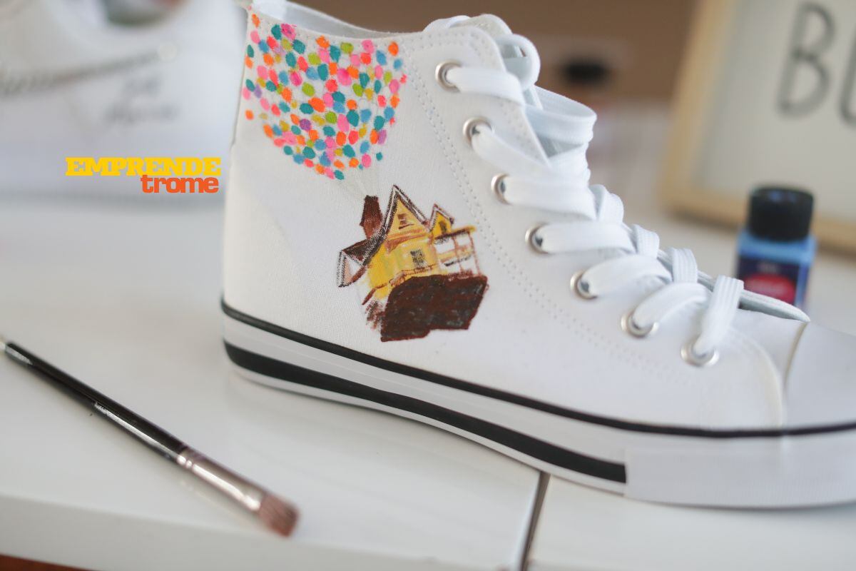 A diario le llegan pedidos para contar historias a través de las zapatillas. Foto: Alessandro Currarino.