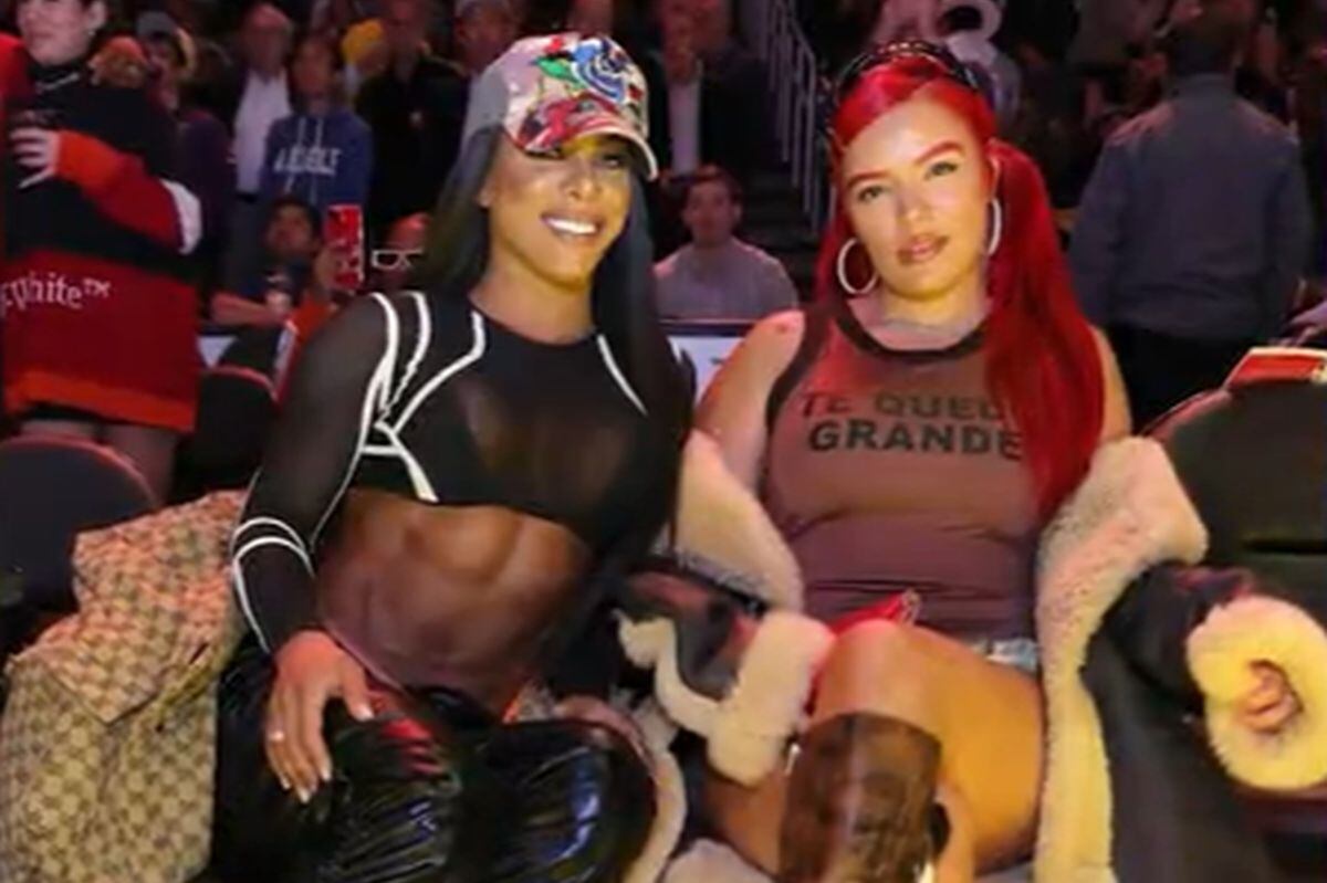 Karol G luciendo su playera con el mensaje "Te quedó grande", parte de la letra que lanzó Shakira en colaboración con Bizarrap (Foto: Univision)