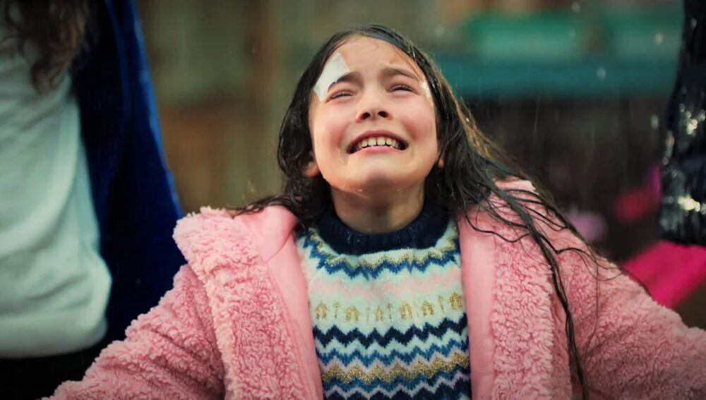 El dolor de la pequeña Emel en la telenovela turca "Hermanos" (Foto: NG Medya)