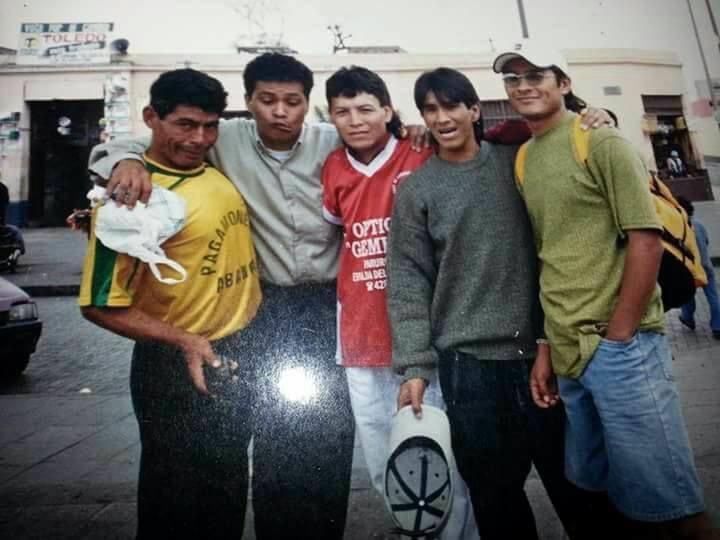 El 'Chino Risas' en el Centro de Lima junto a otros cómicos ambulantes. (Foto: Archivo personal)