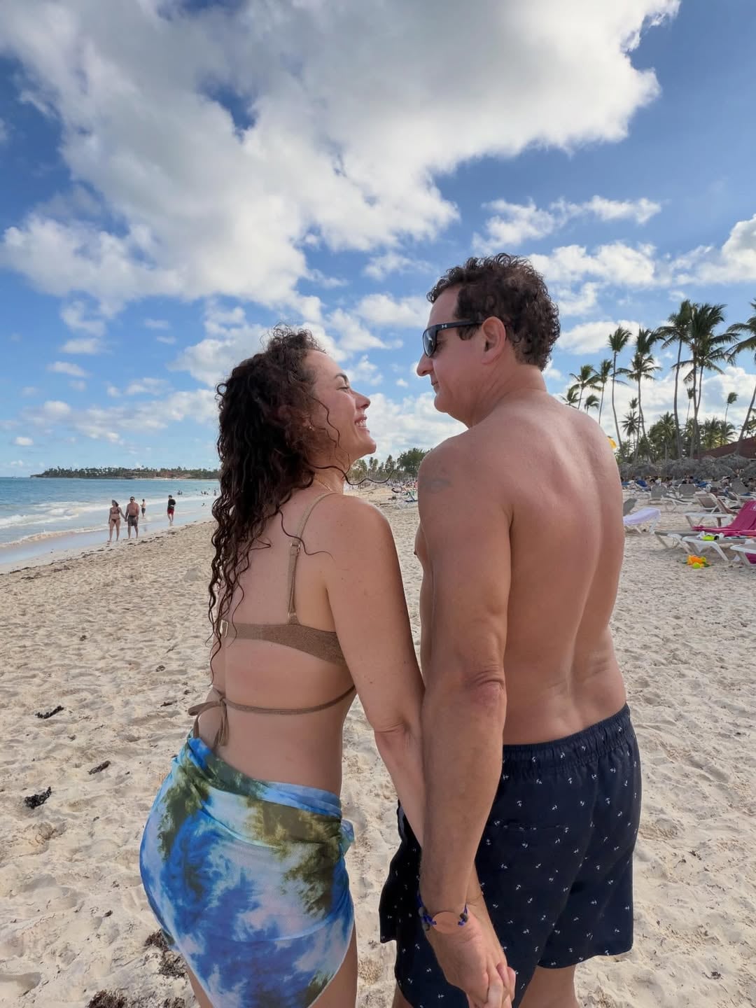 Actor se luce feliz junto a Connie Chaparro. (Foto: Instagram)