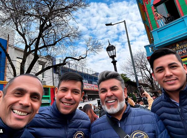 Raúl Francia con Andrés Hurtado y equipo de su programa