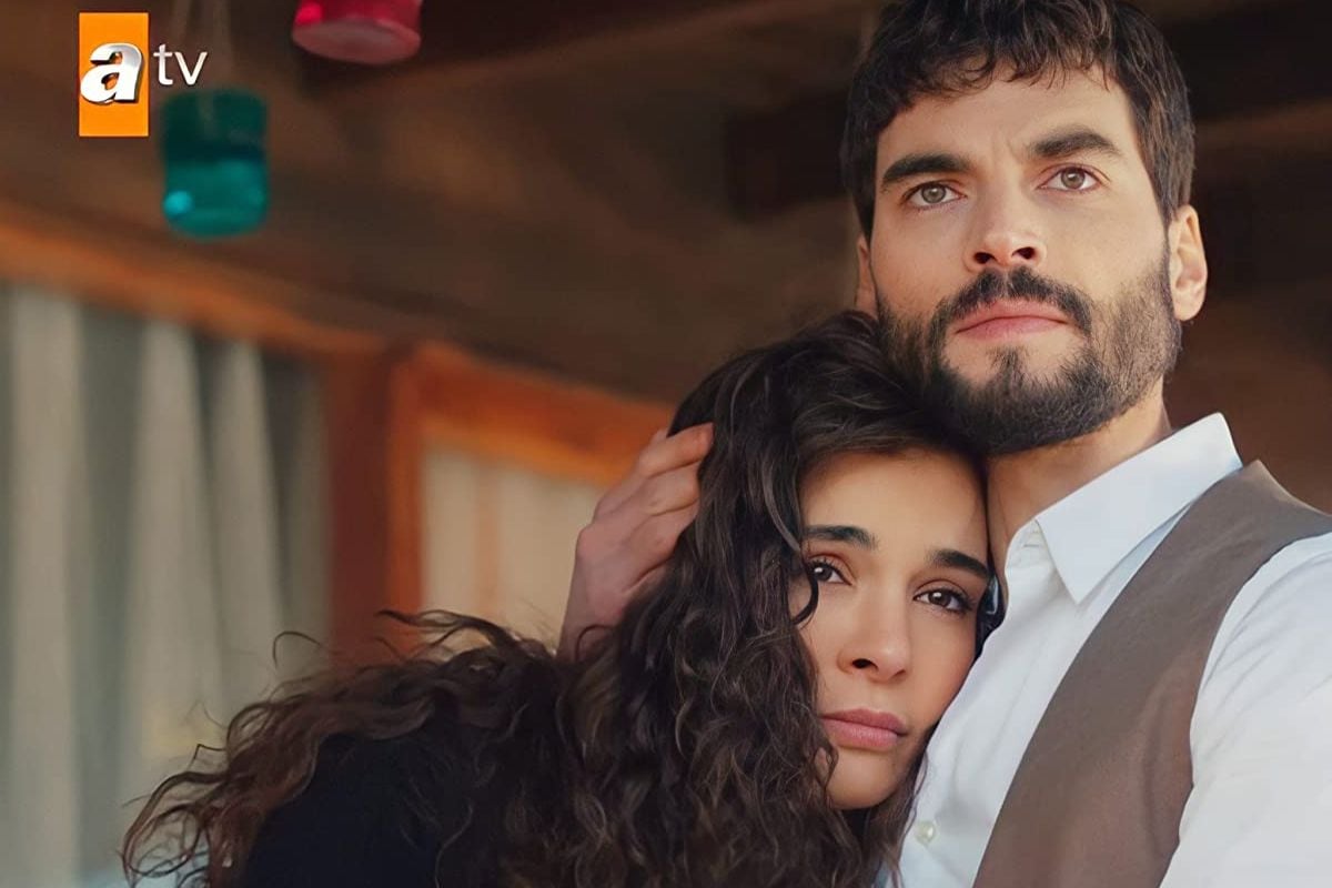 La pareja conformada por Miran y Reyyan protagonizan la telenovela "Hercai" (Foto: Mia Yapım)