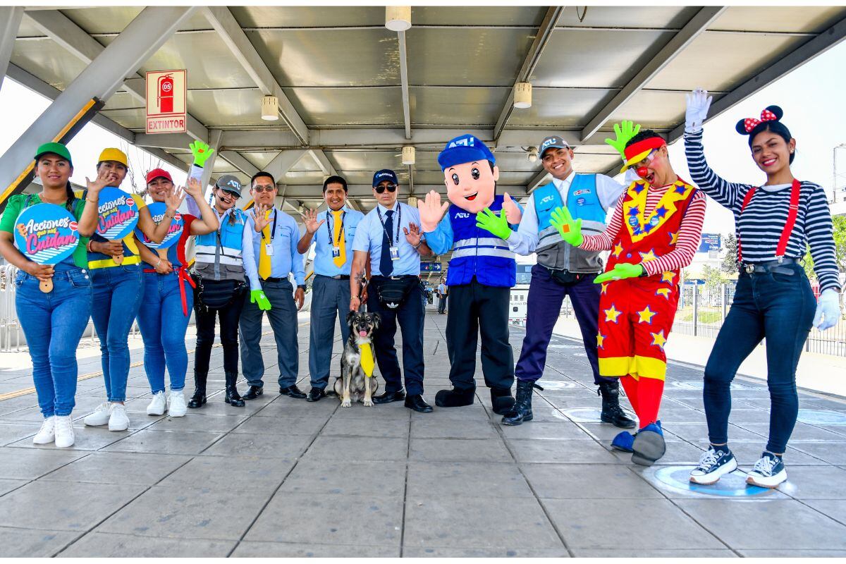 El perrito siempre está rodeado de personas que lo quieren. Foto: ATU.