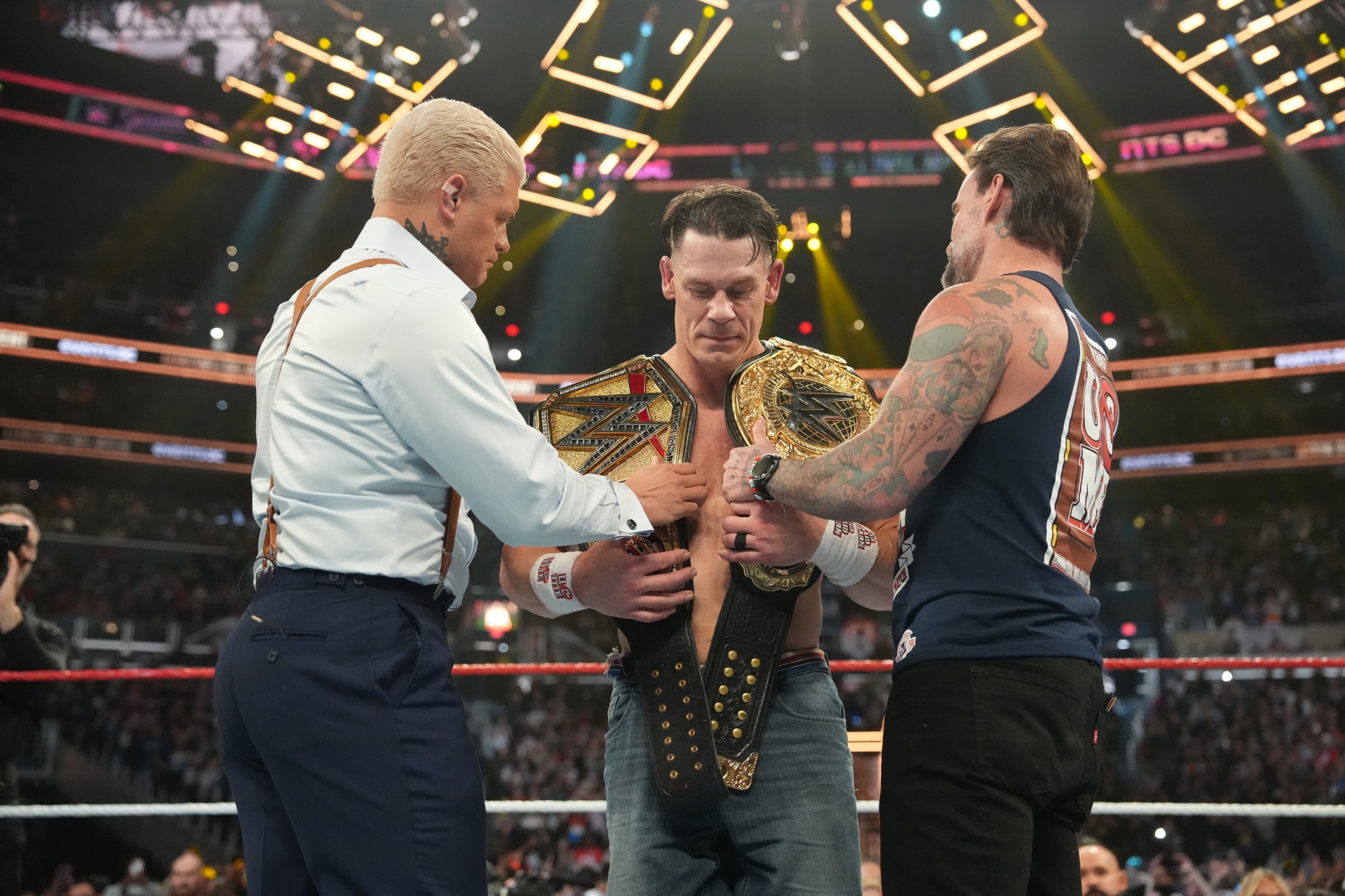 En olor a multitud. John Cena recibió los respetos del roster de WWE. (WWE Corp)