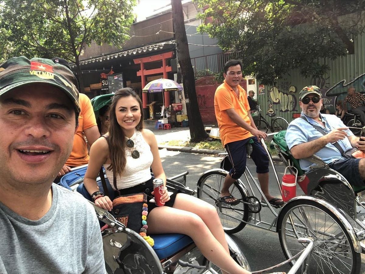 Junto a su papá (el de gorra a la izquierda) (Foto: Antonio Hogaza / Instagram)