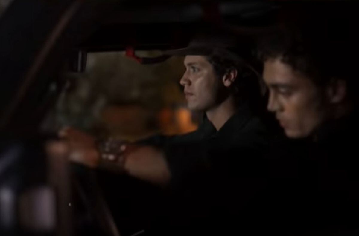 En el avance, los mellizos salen armados a su encuentro con la persona que los extorsiona en "Pasión de gavilanes 2" (Foto: Telemundo)