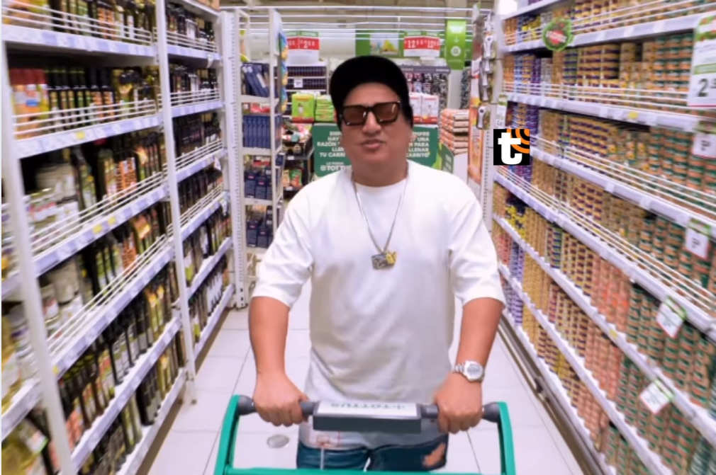 Jorge Luna entregó canastas navideñas a sus trabajadores que exceden su sueldo.