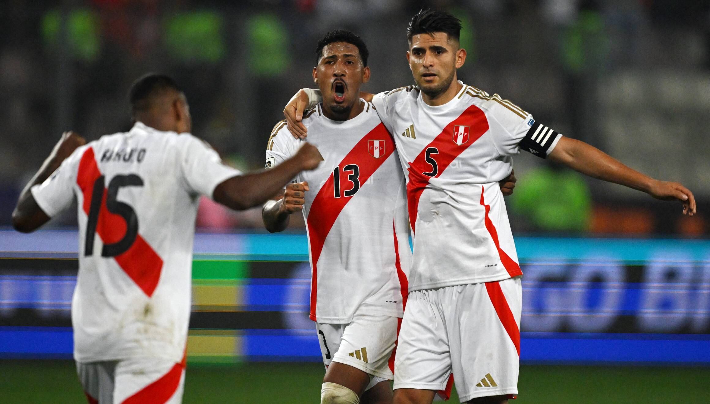 Miguel Araujo anotó el gol de la victoria de Perú sobre Uruguay en las Eliminatorias rumbo a la Copa del Mundo 2026. (Foto: AFP)