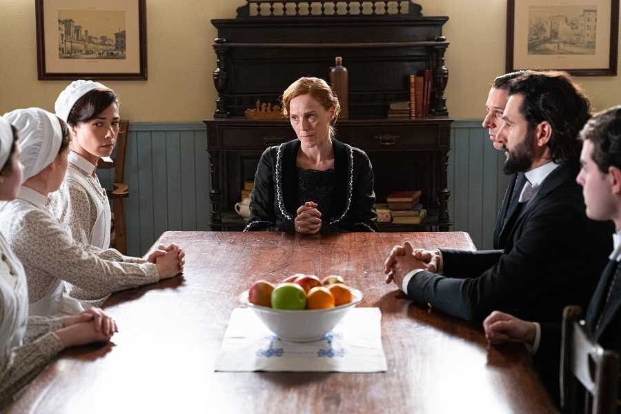 El equipo de trabajo de La promesa, reunido en una escena de la serie (Foto: RTVE)