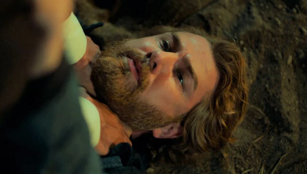 El actor y modelo Furkan Palalı en el papel de Fikret en "Tierra amarga" (Foto: Tims & B Productions)