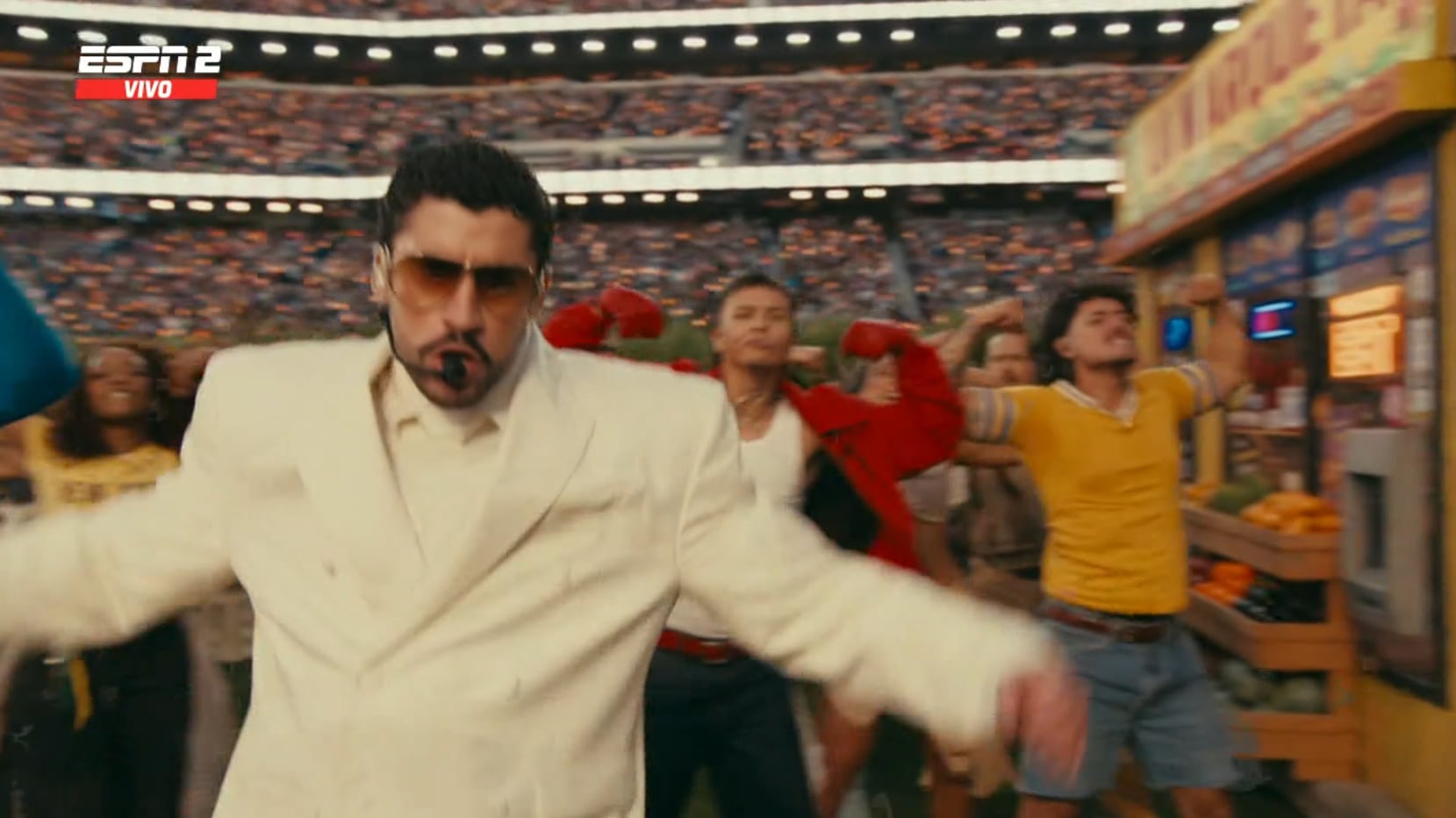 Patricio Quiñones con polo amarillo mostrando su talento junto a Bad Bunny