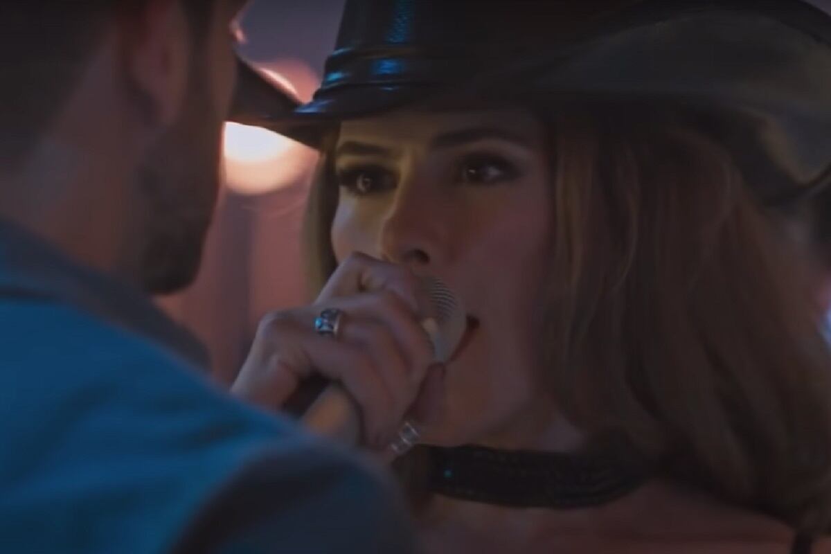 Rosario cantando y seduciendo a Juan David en el avance de la temporada 2 de "Pasión de gavilanes" (Foto: Telemundo)