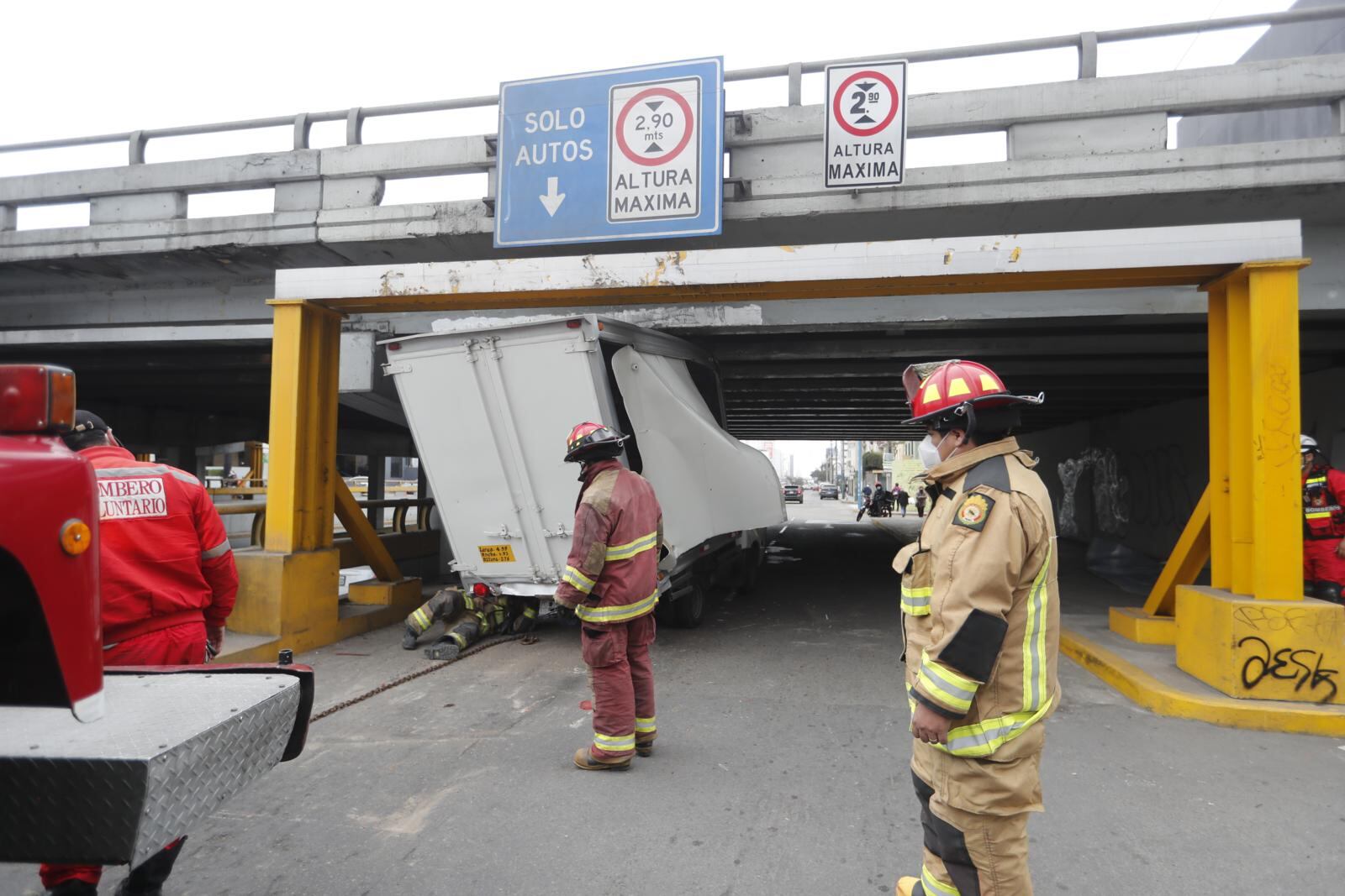 Vehículo terminó atascado en la base del puente. | Foto: Joseph Ángeles