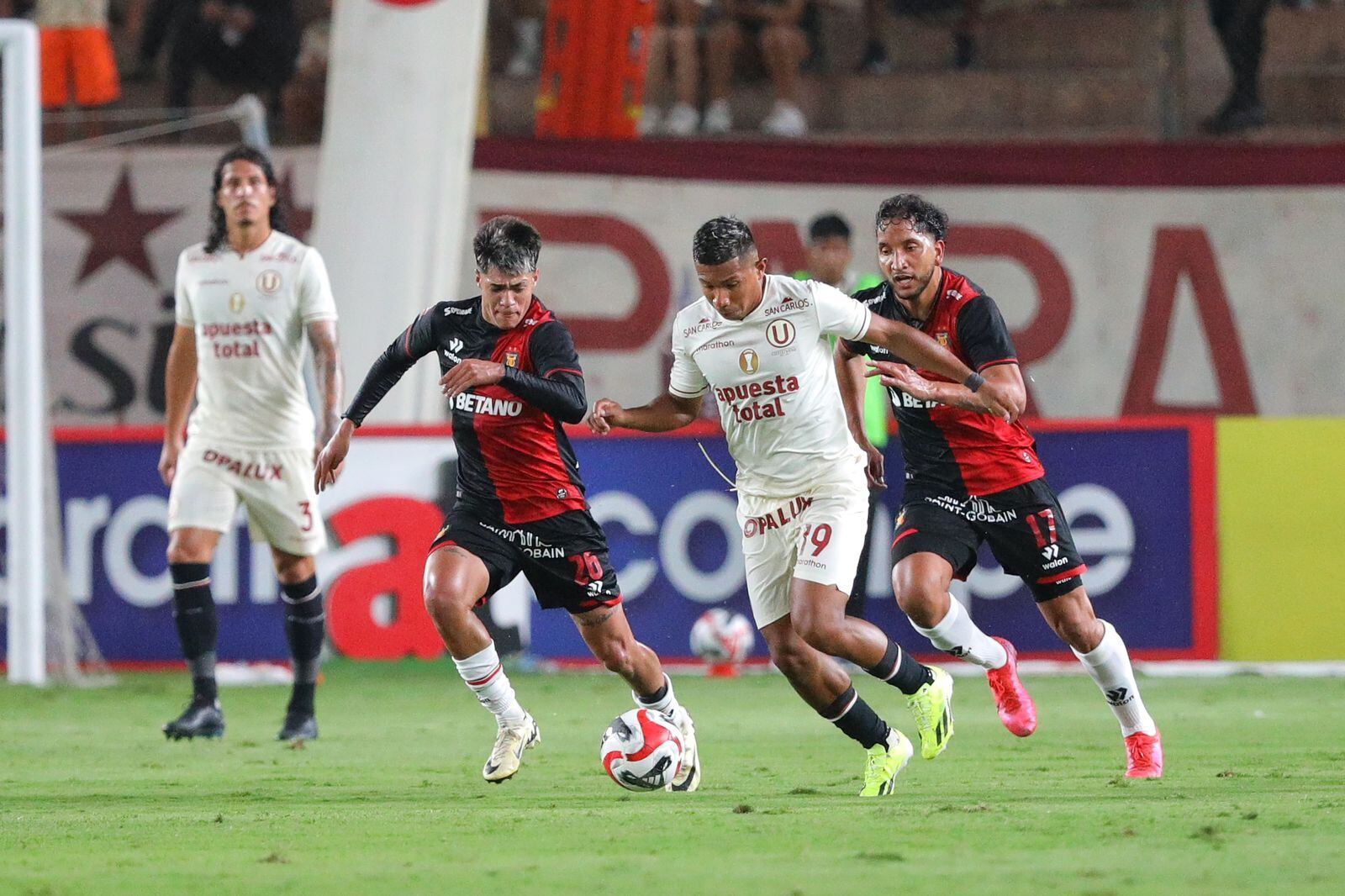 Universitario derrotó 2-0 a Melgar y es el líder del Apertura / @photo.gec)
