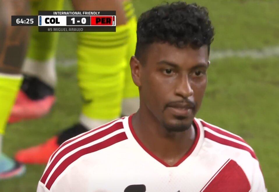 Miguel Araujo vio la tarjeta roja ante Colombia. (América Tv)