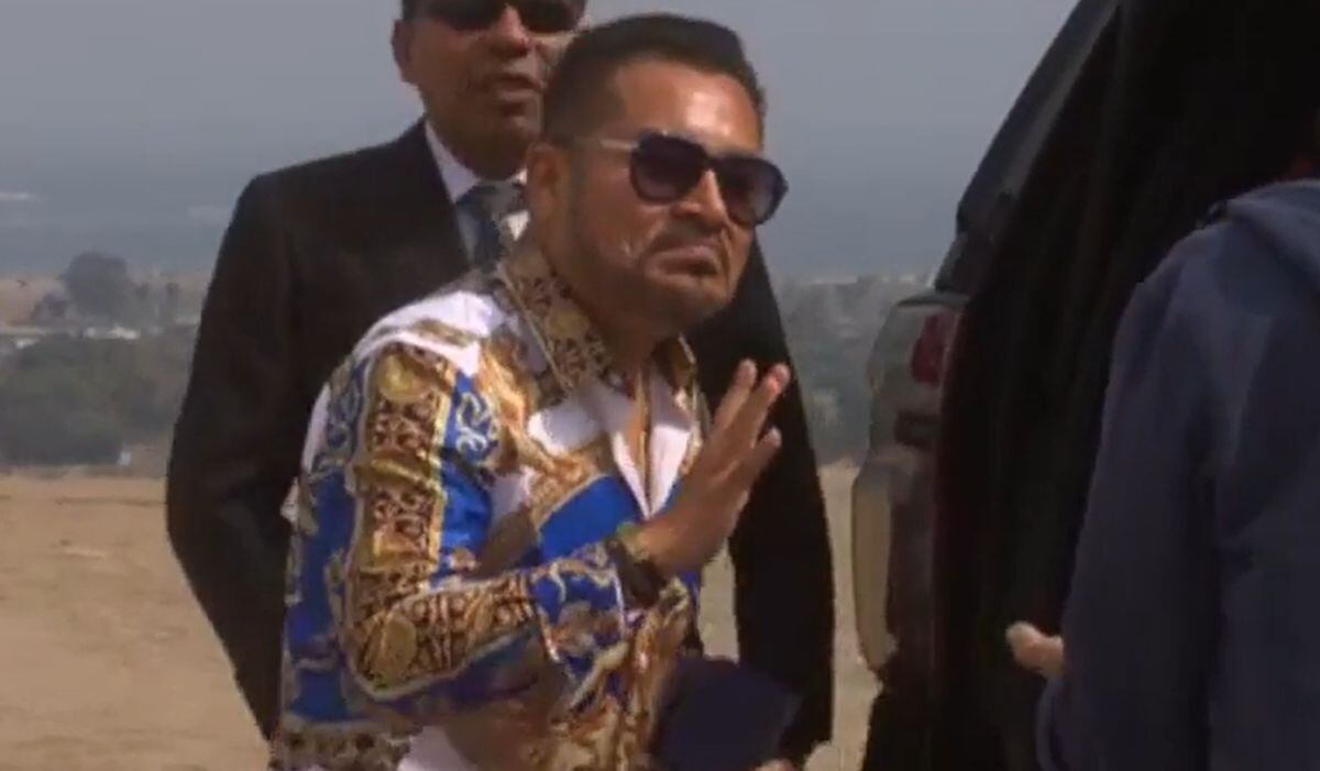 El momento en el que el primo Henry saca dinero de su billetera para entregarle una suma a cada uno de sus parientes en "Al fondo hay sitio" (Foto: América TV