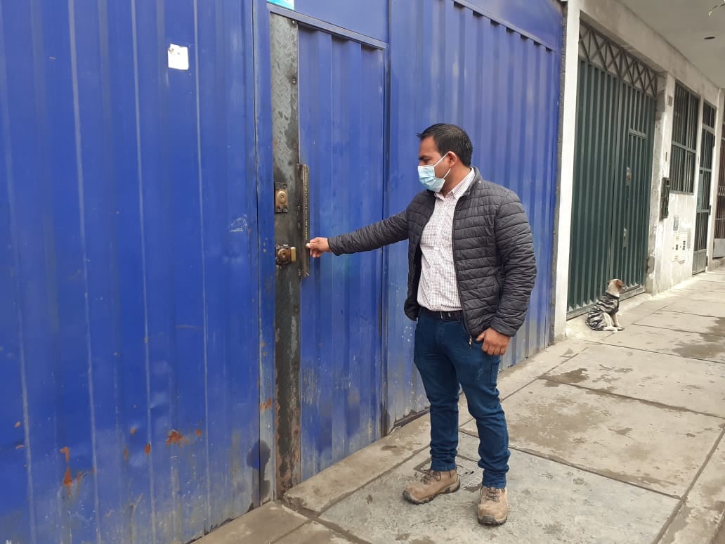 Un joven empresario se enfrentó a varios ladrones al descubrirlos robando costosas herramientas de su local, en San Juan de Miraflores. (foto: TROME)