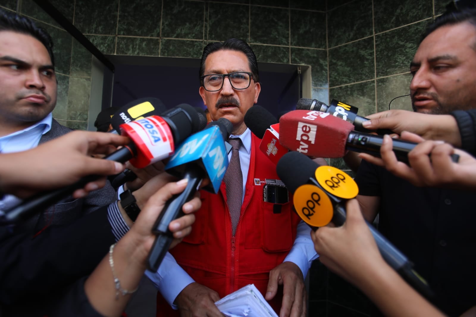 Cornelio Gonzáles Torres, director del DRELM, informó que dentro del bus habían 3 adultos: un conductor y 2 docentes del Liceo Naval. (Foto: Violeta Ayasta/@photo.gec)