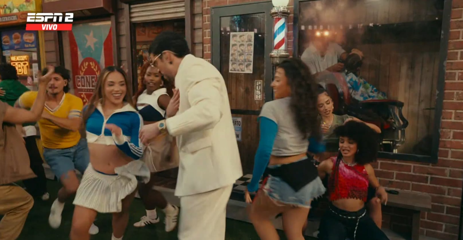 Patricio Quiñones es captado cerca a Bad Bunny en la presentación del Super Bowl 2026.