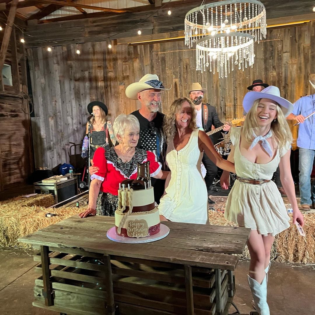 La estrella de Euphoria, de 24 años, había compartido instantáneas de la fiesta temática en su cuenta de Instagram la madrugada del sábado, una de las cuales mostraba a un asistente masculino que vestía lo que parecía ser una camiseta de Blue Lives Matter. (IG: @sydney_sweeney)