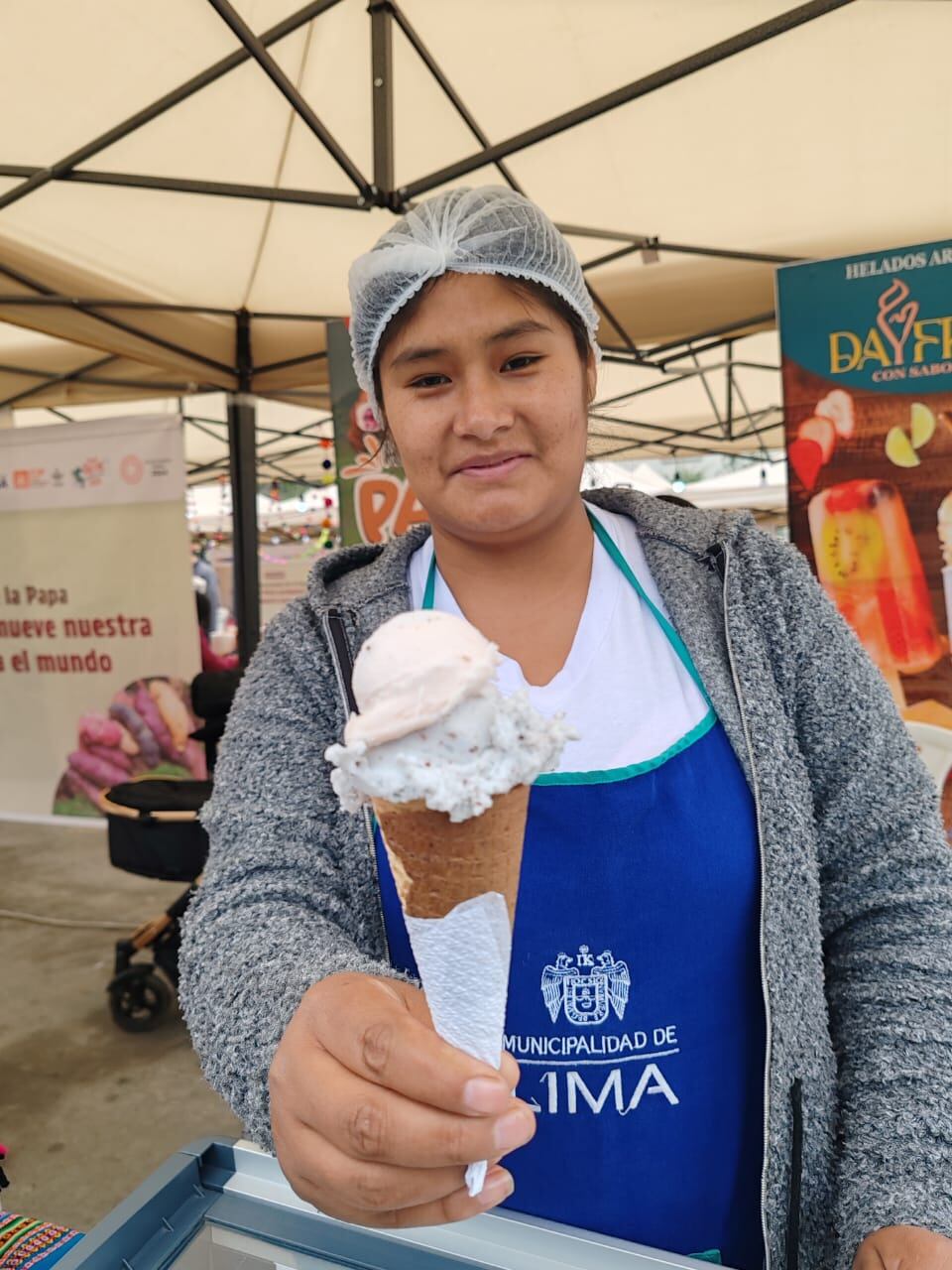A pesar del frio, la gente saborea estos helados hechos con papas peruanas. Foto. Katty Gines.