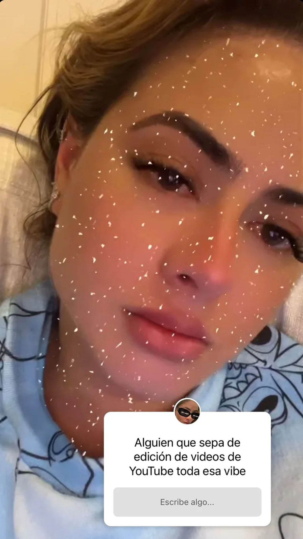 La muchacha preguntando a alguien sobre edición de contenido para Youtube (Foto: Nicole Peña / Instagram)