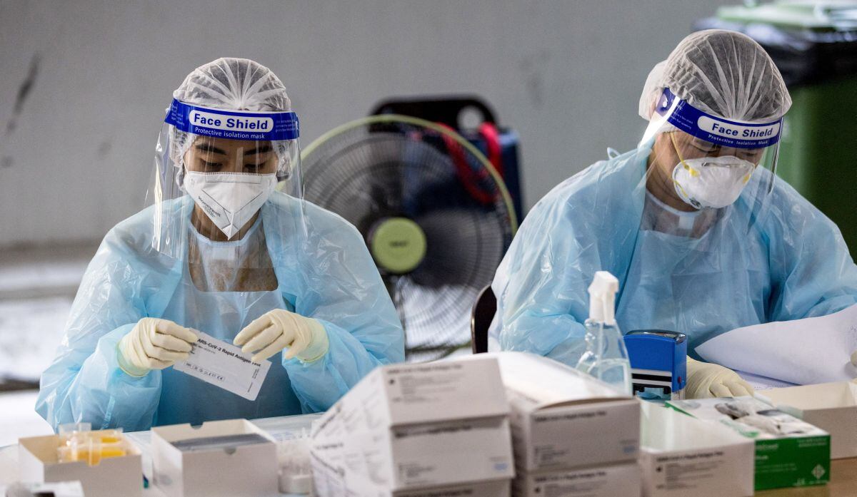 Especialistas revisando material médico (Foto: AFP)