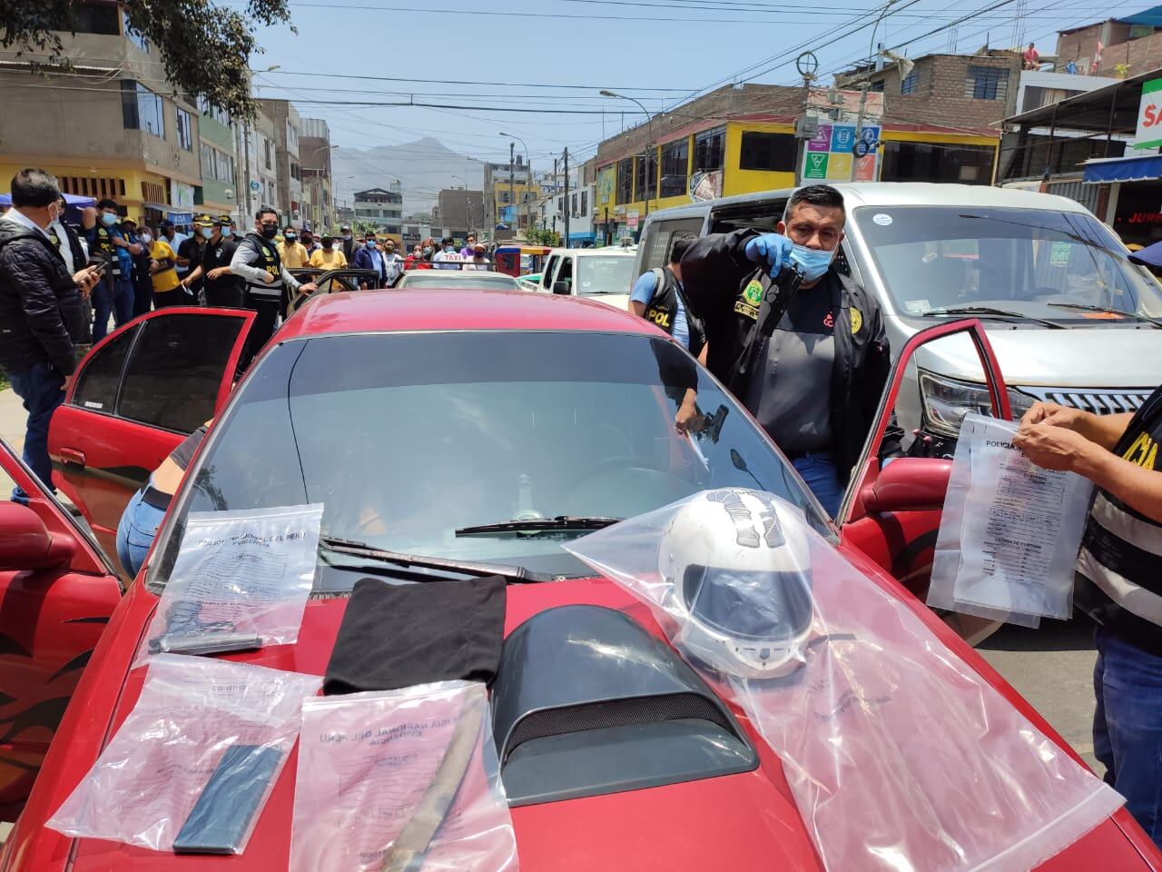La Policía incautó tres vehículos, armas de fuego, un machete, una peluca y cacerinas abastecidas. (Foto: PNP)