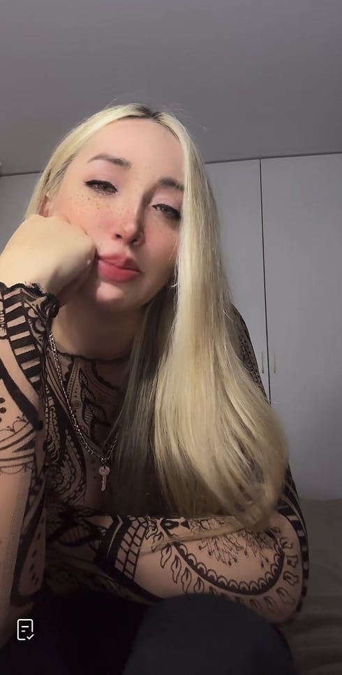 Uruguaya hace un live en TikTok.