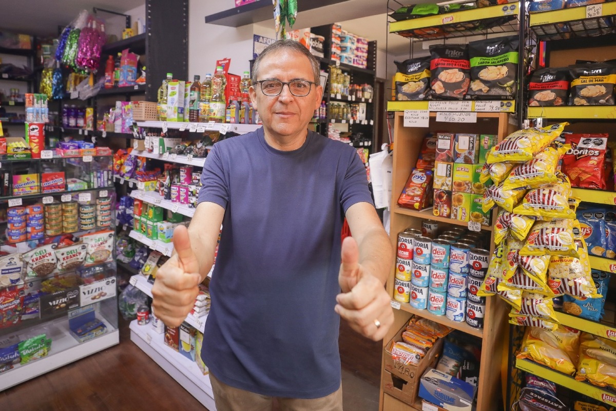 Además de trabajar en su tienda, hace reparaciones de computadoras y laptops. Foto: Britanie Arroyo.