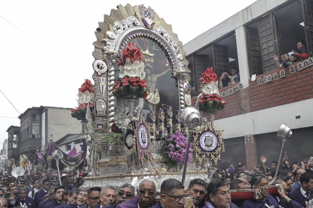 Se viene el recorrido de el Señor de los Milagros por las calles de Lima.