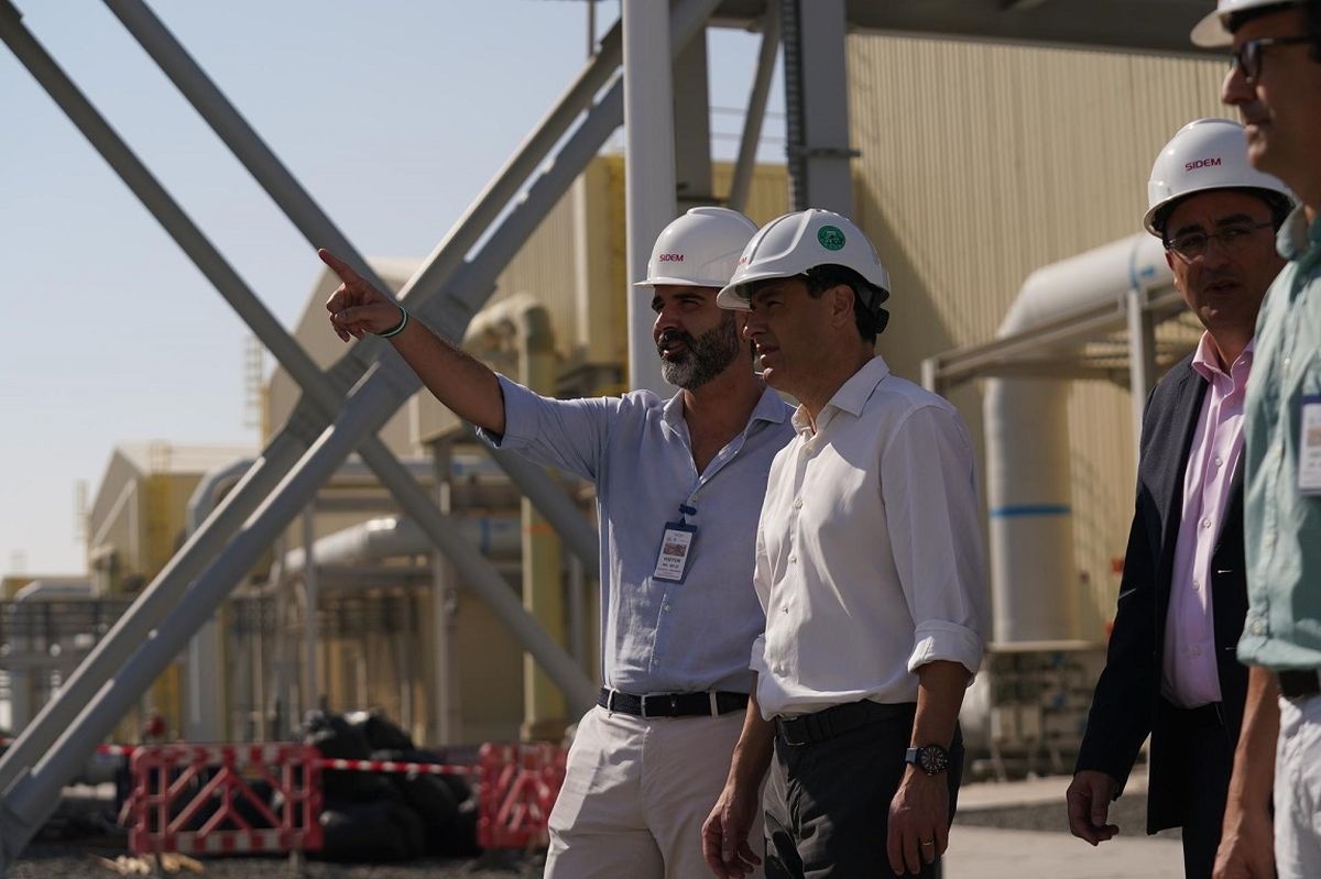 El presidente andaluz, Juanma Moreno, y su consejero de Sostenibilidad, Medio Ambiente y Economía Azul, Ramón Fernández-Pacheco durante su visita hoy a la planta desalinizadora Naqaa en Emiratos Árabes Unidos. EFE/Junta de Andalucía