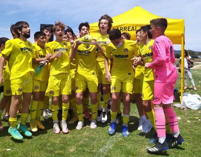 En las últimas horas el nombre de Lorenzo Belmont (14 años), futbolista peruano, quien juega en la categoría Infantil del Villarreal fue tendencia en Perú. Esto, tras ganar este domingo la Girona Cup al imponerse por 2-0 ante Valencia.