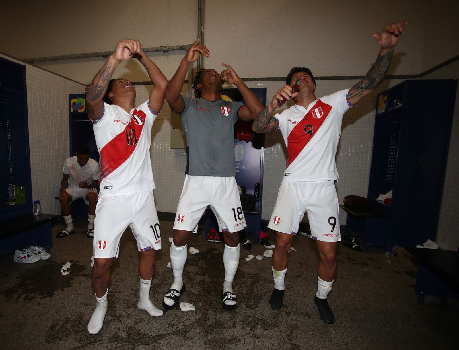 La voz cantante de Christian Cueva es seguida por André Carrillo y Gianluca Lapadula. En ese momento la celebración llegó a su clímax.