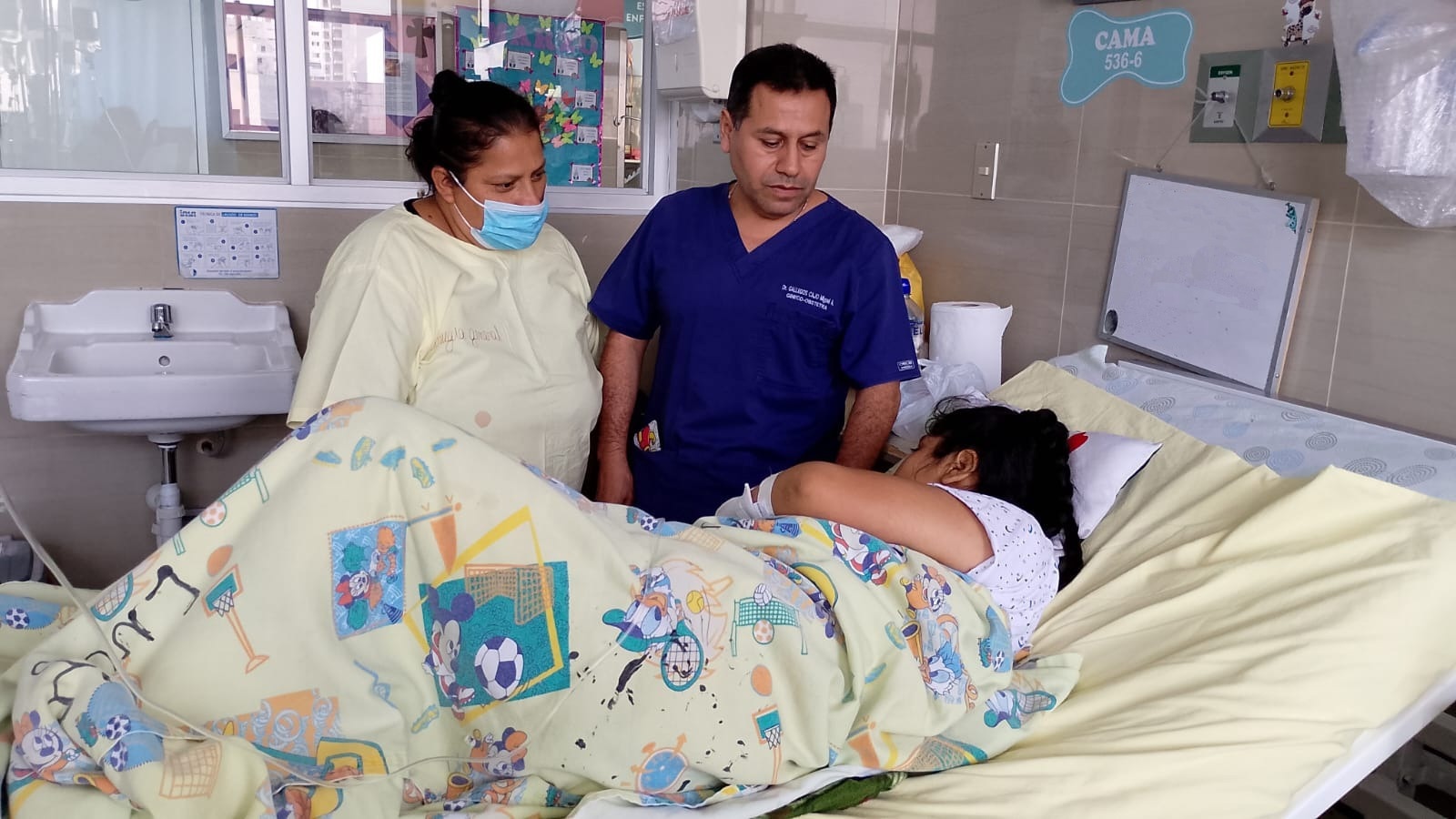 Médicos salvan a niña al extirparle tumor gigante.