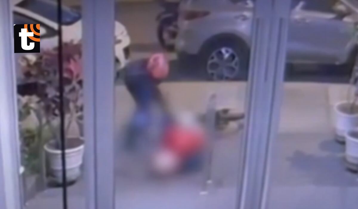 El preciso instante en el que Zetro Leonardo Purba es acribillado por un sicario.