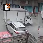 ¡Terrible choque en SMP! Furgoneta queda volcada tras colisión con camioneta y deja tres personas heridas