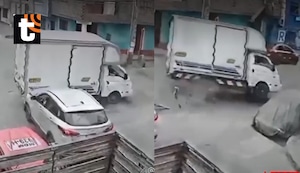 ¡Terrible choque en SMP! Furgoneta queda volcada tras colisión con camioneta y deja tres personas heridas