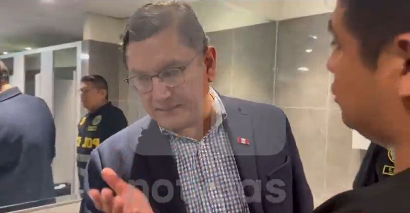 El fiscal Henry Amenábar fue intervenido en un centro comercial de Miraflores. (Captura: Latina)