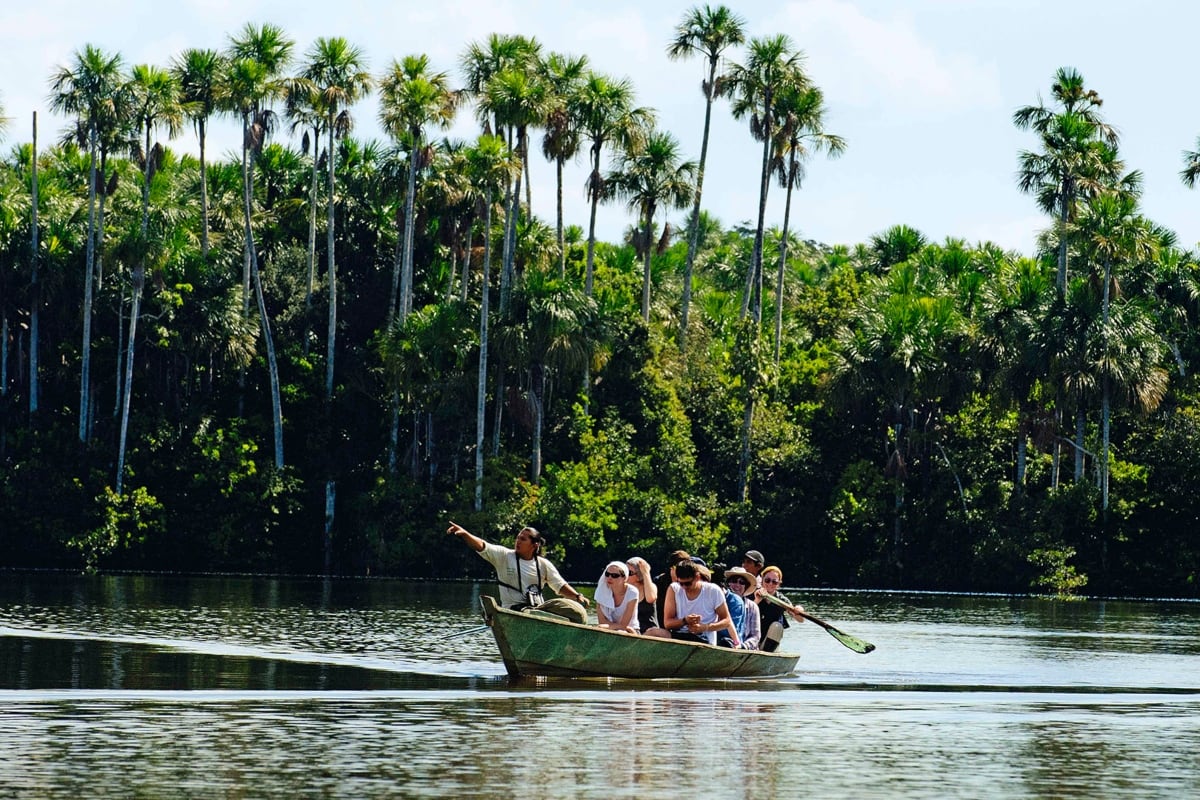 Los turistas pueden recorrer la Reserva Nacional de Tambopata por vía terrestre y fluvial. Foto: Internet.