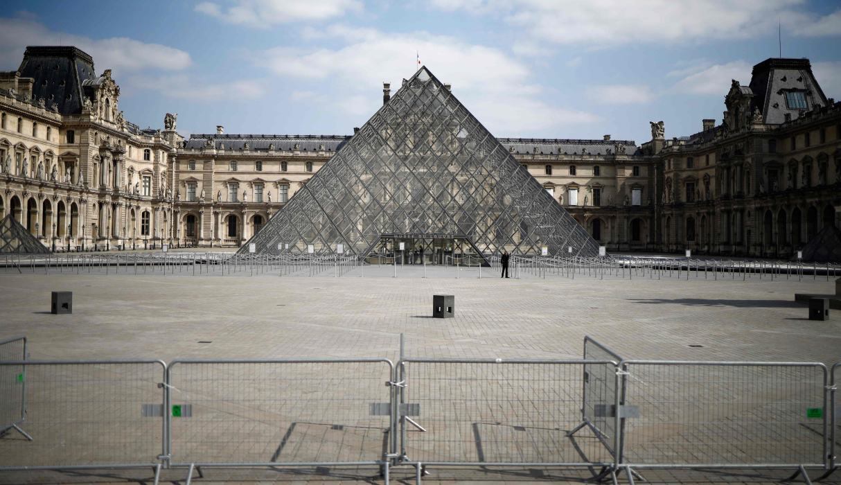Entrada principal del Museo del Louvre en París. (Foto: AFP / THOMAS COEX).