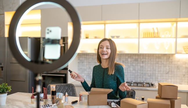 Las transmisiones en vivo, impulsadas por TikTok, ganan terreno en la campaña de fin de año al combinar entretenimiento, confianza y ventas en tiempo real. Foto: Freepik.