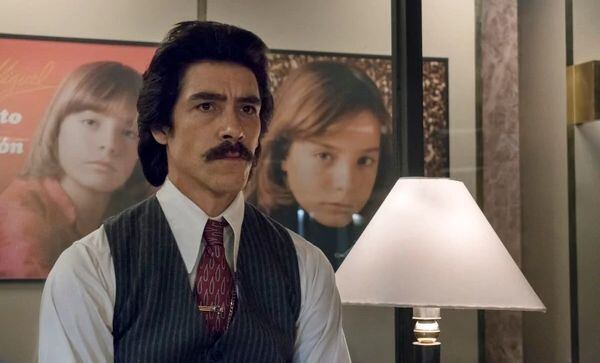 El actor Óscar Jaenada dio vida al personaje de Luisito Rey, padre de Luis Miguel. (Créditos: Netflix)